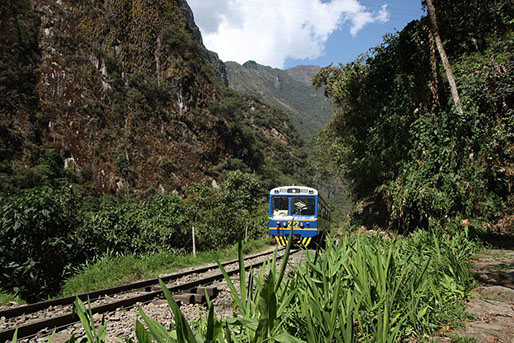 1024px diesel_railcar_of_peru_04
