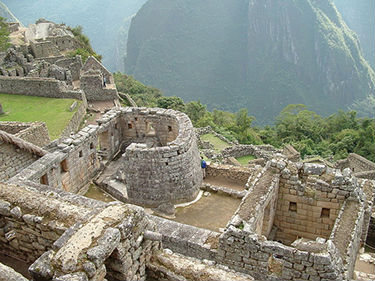 800px machupicchu_intihuatana